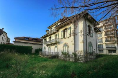 Propriété - 593 m²