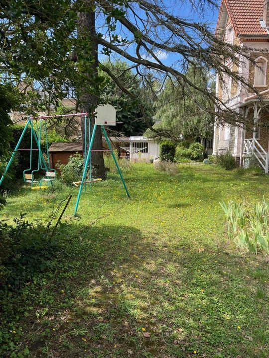 Maison - 220 m² - 8 pièces