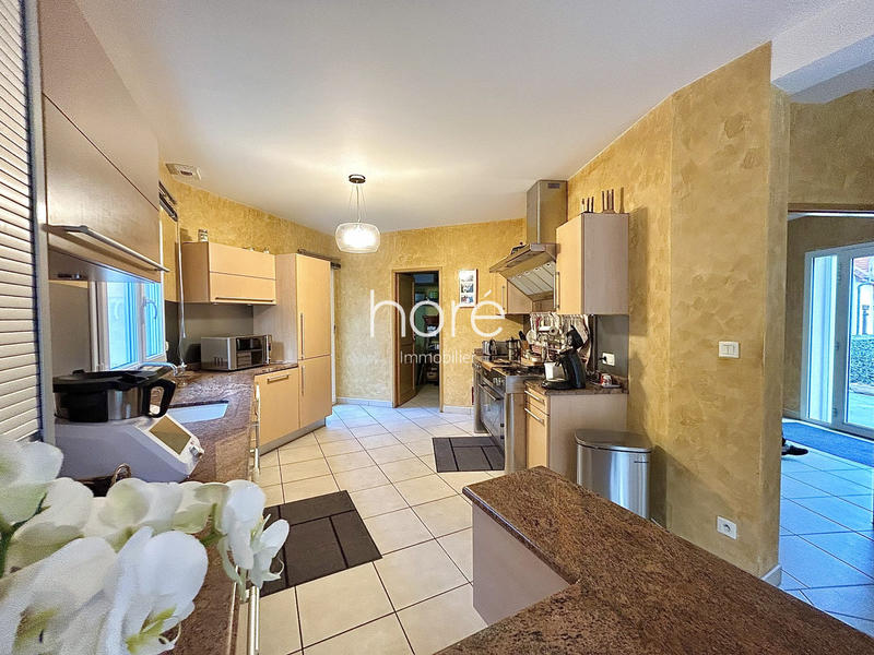 Maison - 236 m² - 6 pièces