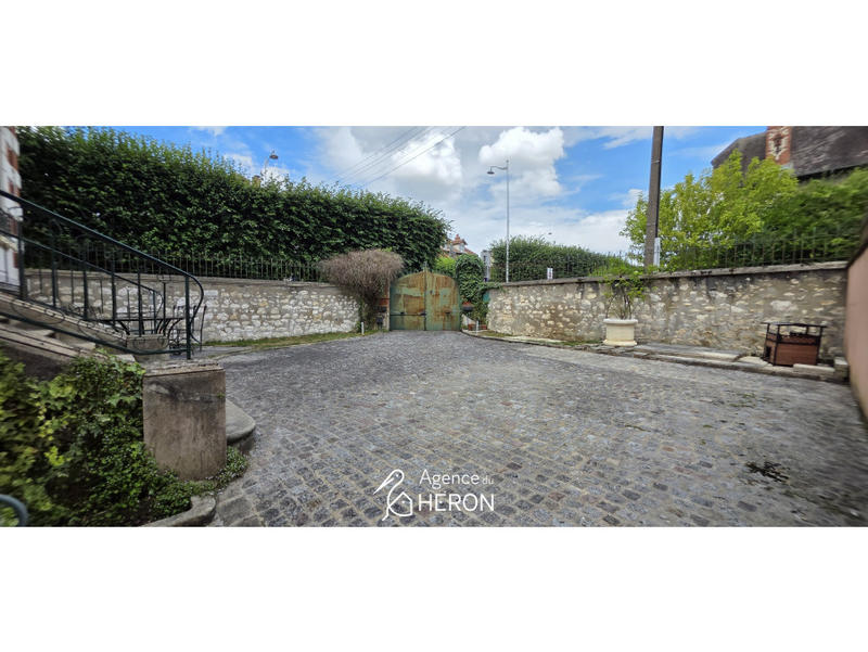 Maison - 240 m² - 9 pièces