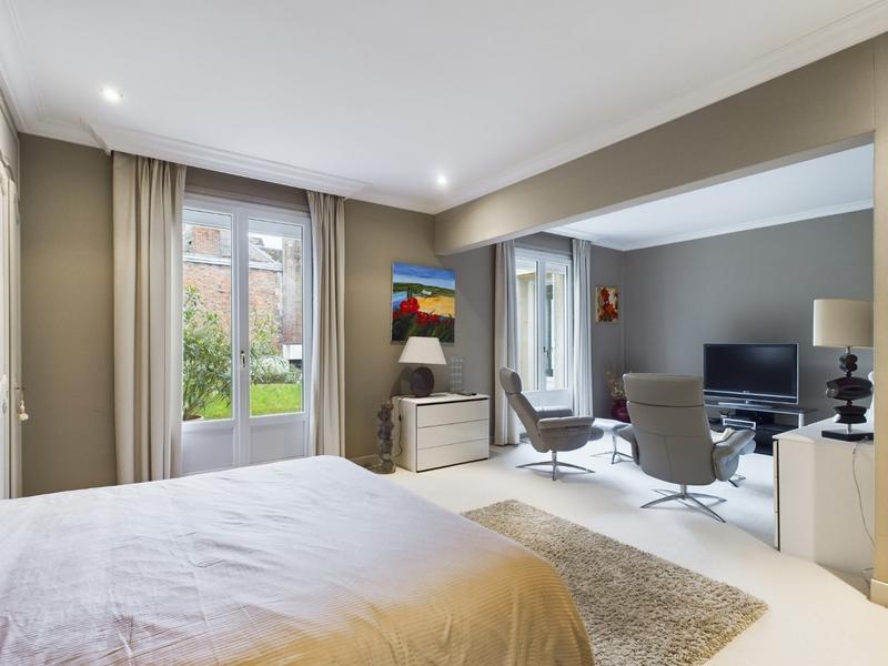 Maison - 280 m² - 9 pièces