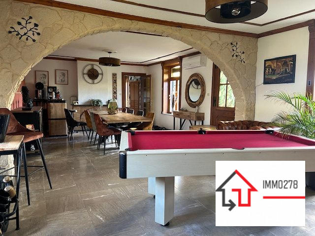 Maison - 250 m² - 9 pièces
