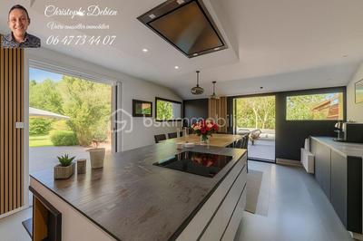 Maison traditionnelle - 246 m² - 7 pièces