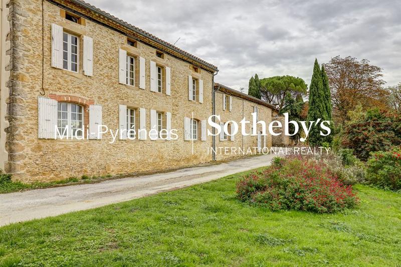 Maison - 393 m² - 10 pièces