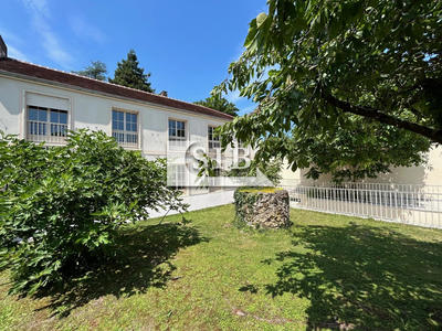 Maison - 238 m² - 9 pièces