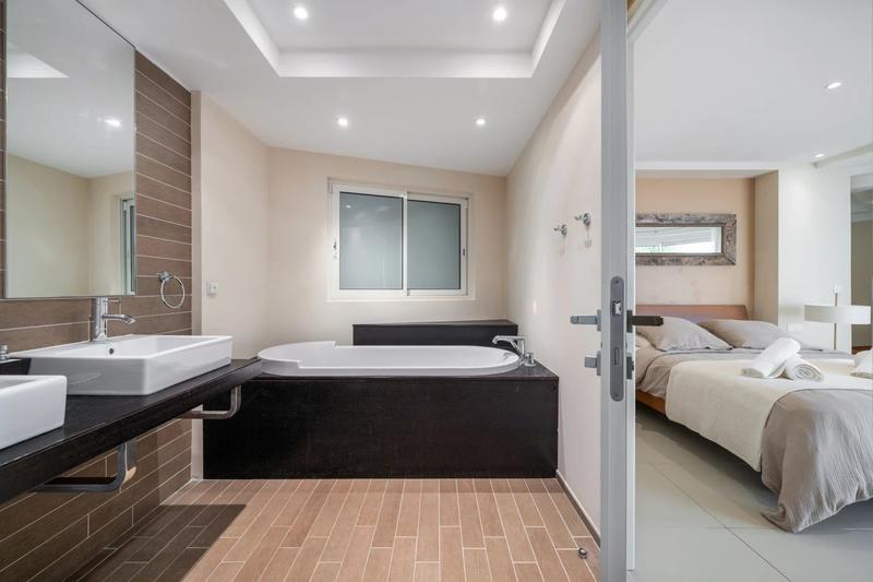 Maison - 588 m² - 8 pièces