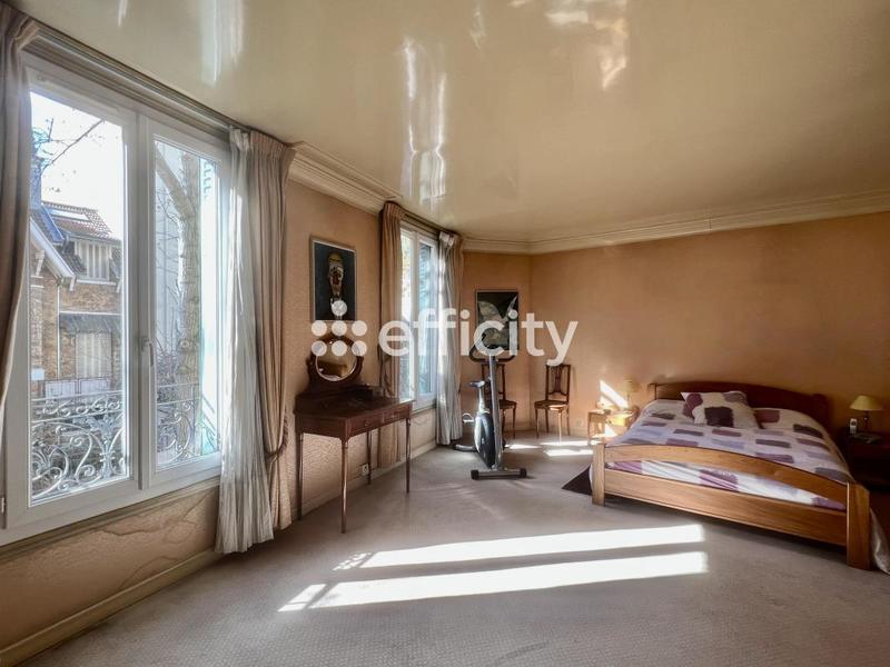 Maison - 270 m² - 11 pièces