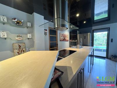 Maison - 2 450 m² - 2 pièces