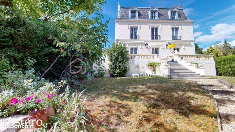 Demeure - 323 m² - 11 pièces