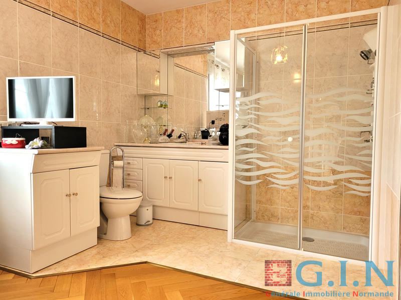 Maison - 235 m² - 8 pièces