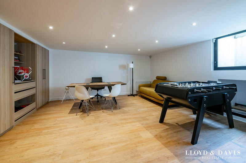 Maison - 250 m² - 8 pièces