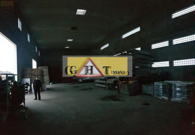 Entrepôt - 1 050 m²
