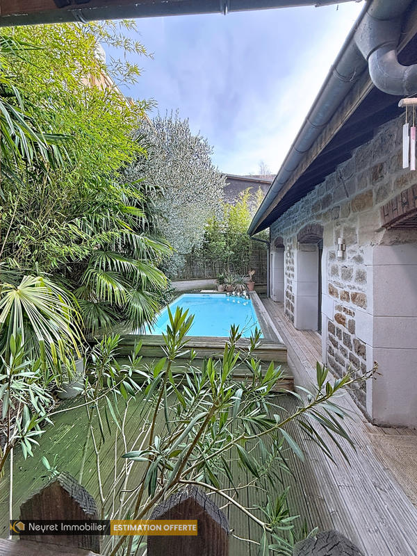 Maison - 270 m² - 8 pièces