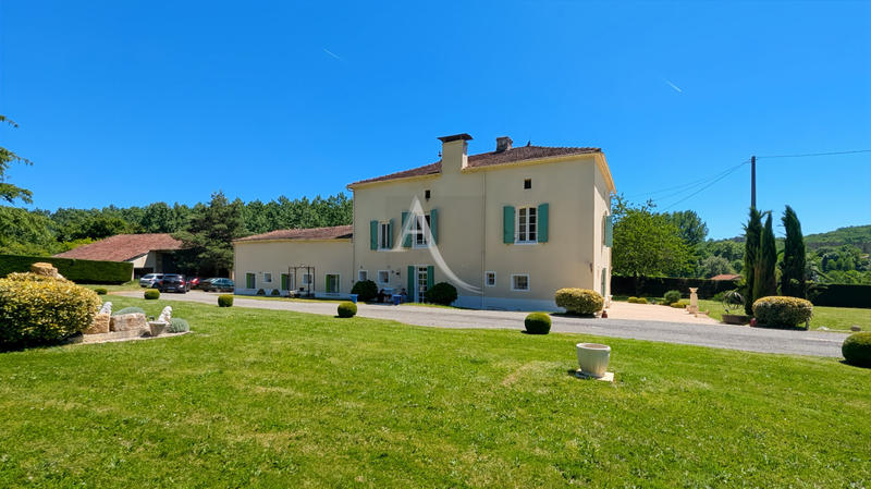 Maison - 263 m² - 12 pièces