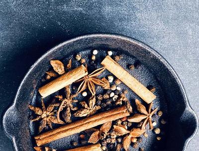 Cave de Noël : l'art des accords festifs et épicés