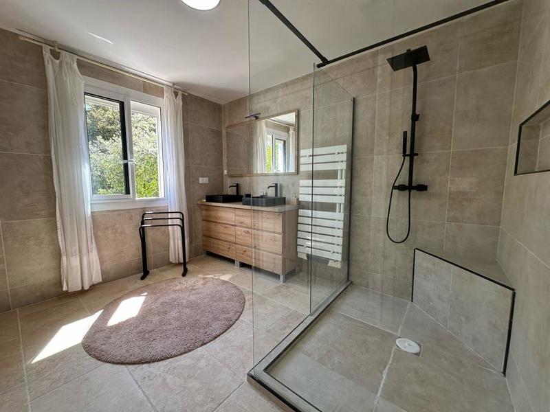 Propriété - 210 m² - 7 pièces