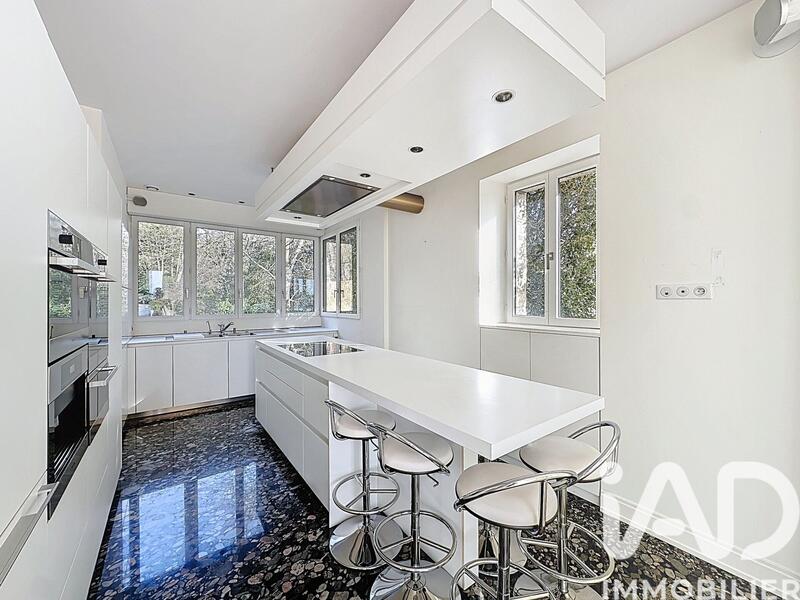 Maison - 360 m² - 12 pièces