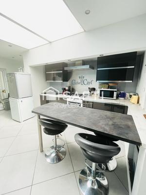 Maison - 201 m² - 7 pièces