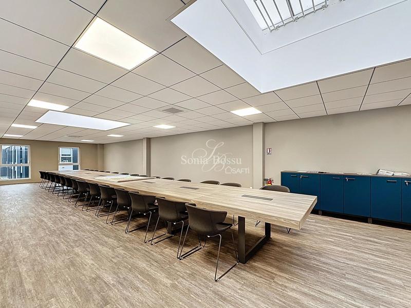 Local commercial - 2 400 m² - 20 pièces