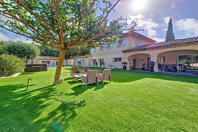 Propriété - 360 m² - 10 pièces