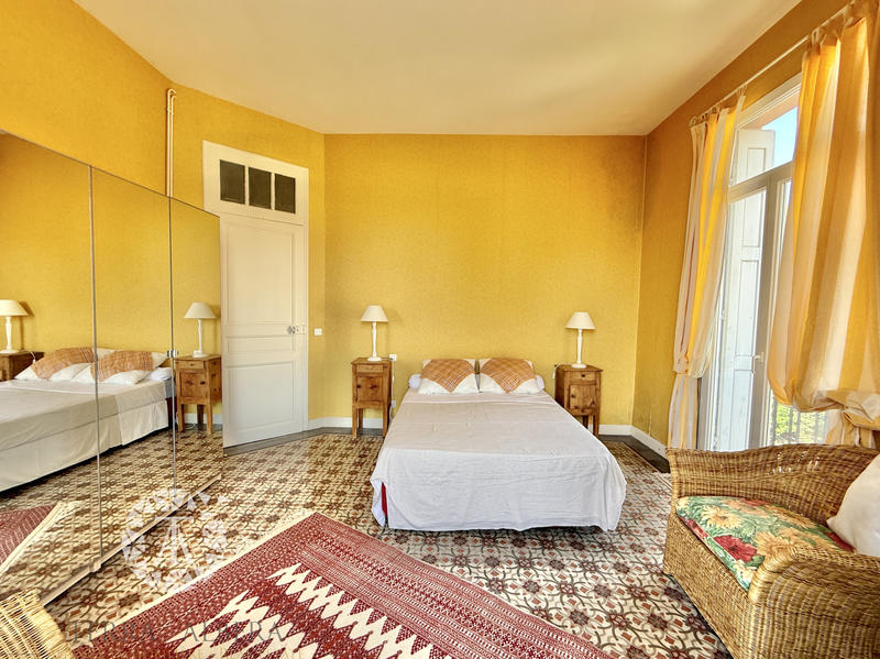 Villa - 219 m² - 10 pièces