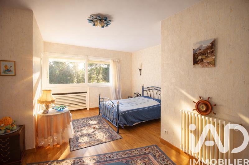 Maison - 240 m² - 8 pièces