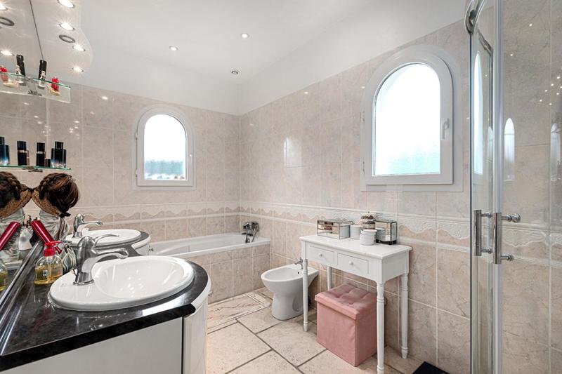 Maison - 256 m² - 8 pièces