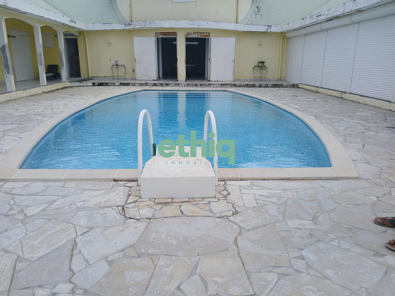 Maison - 445 m² - 13 pièces