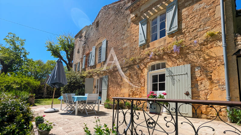 Maison - 260 m² - 10 pièces