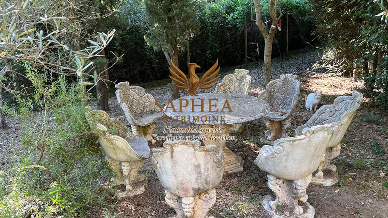 Maison - 550 m² - 12 pièces