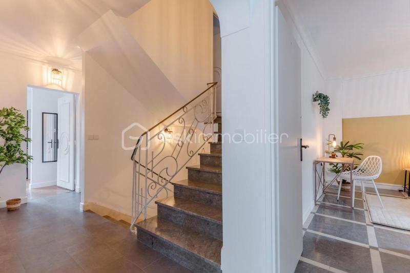 Maison - 270 m² - 11 pièces