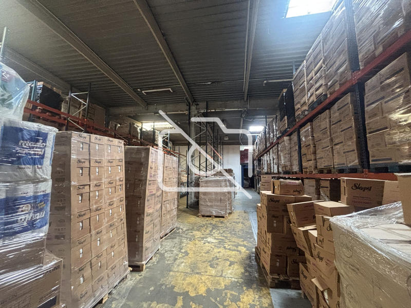 Entrepôt - 3 244 m²