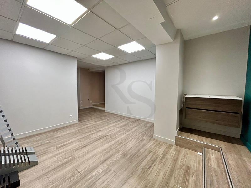 Local commercial - 150 m² - 6 pièces