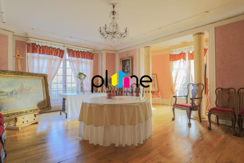 Maison - 973 m² - 17 pièces