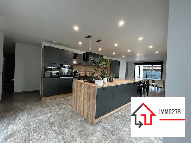 Maison - 237 m² - 8 pièces