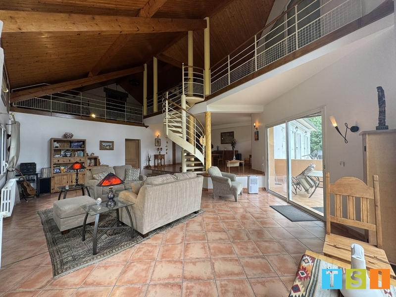 Maison - 365 m² - 7 pièces