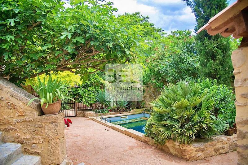 Mas - 571 m² - 24 pièces