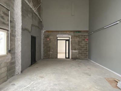 Entrepôt - 77 m²