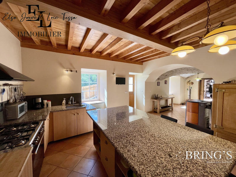 Maison - 266 m² - 9 pièces