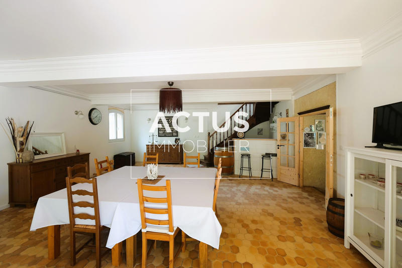 Maison - 255 m² - 8 pièces