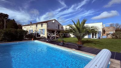 Maison - 240 m² - 8 pièces