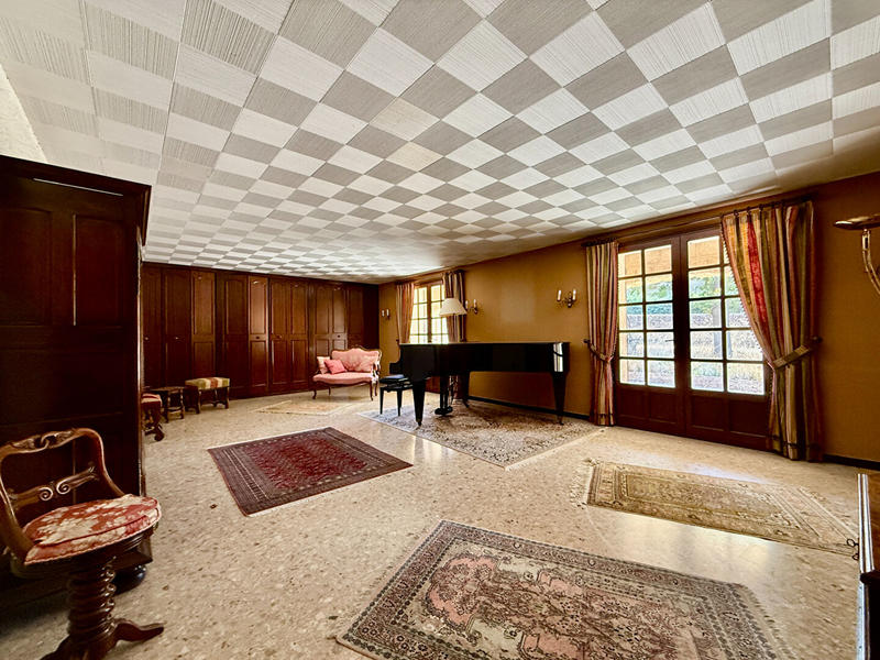 Maison - 264 m² - 9 pièces