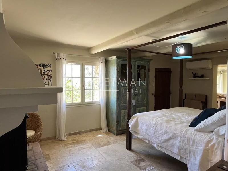 Mas - 251 m² - 8 pièces