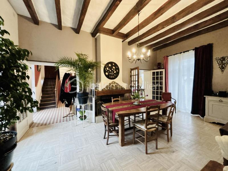 Demeure - 250 m² - 11 pièces