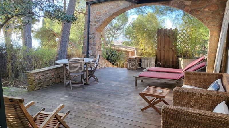 Propriété - 222 m² - 6 pièces