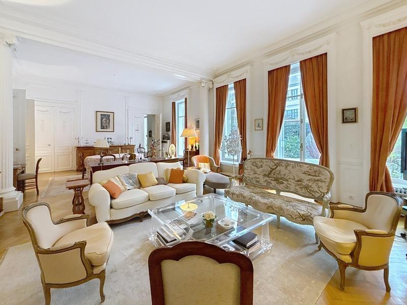 Appartement bourgeois - 257 m² - 6 pièces