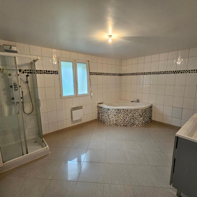 Maison - 210 m² - 7 pièces