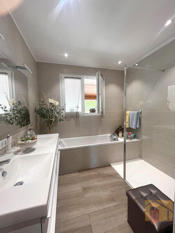 Maison - 207 m² - 10 pièces