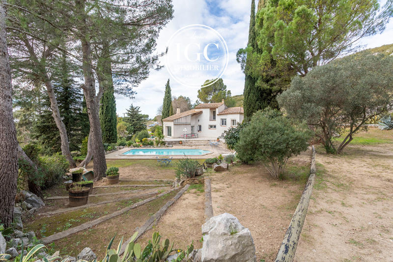 Maison - 220 m² - 7 pièces