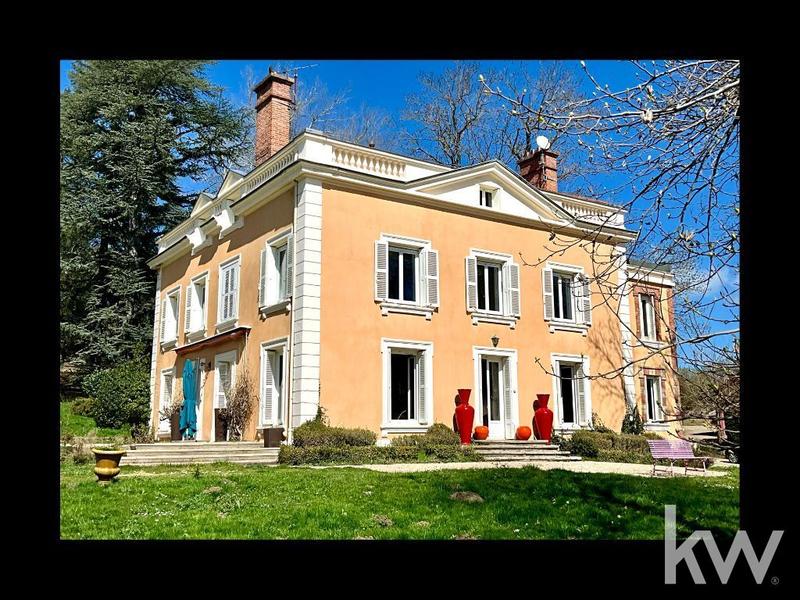 Maison - 445 m² - 9 pièces